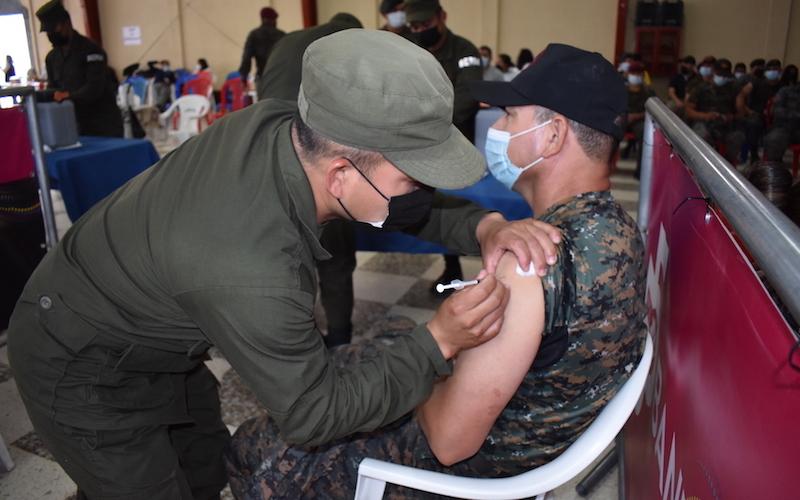 Ejército de Guatemala inicia vacunación de su personal contra el Coronavirus, COVID-19