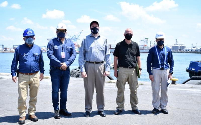 Embajador de EEUU visita Empresa Portuaria Quetzal