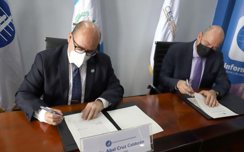 Gerente del INE y Secretario Técnico del CES firman convenio.