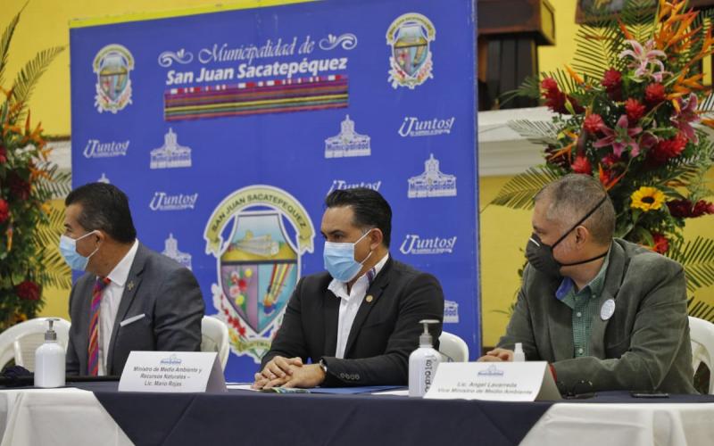 Ministro de Ambiente y Recursos Naturales, Mario Rojas Espino