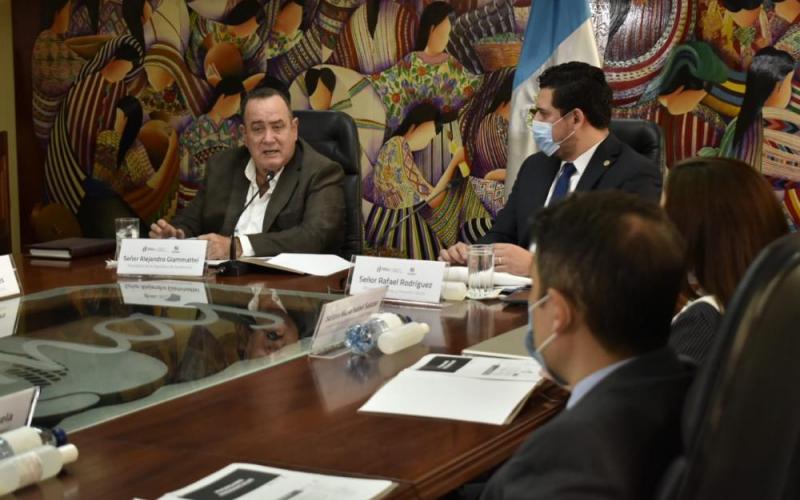 Presidente Alejandro Giammattei en reunión en el Ministerio de Trabajo.