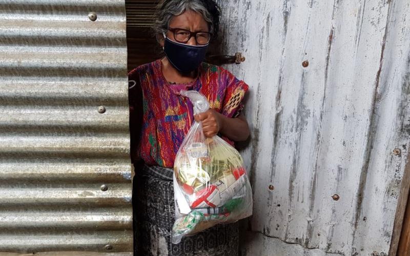 Adultos mayores reciben todos los meses una bolsa de alimentos. 