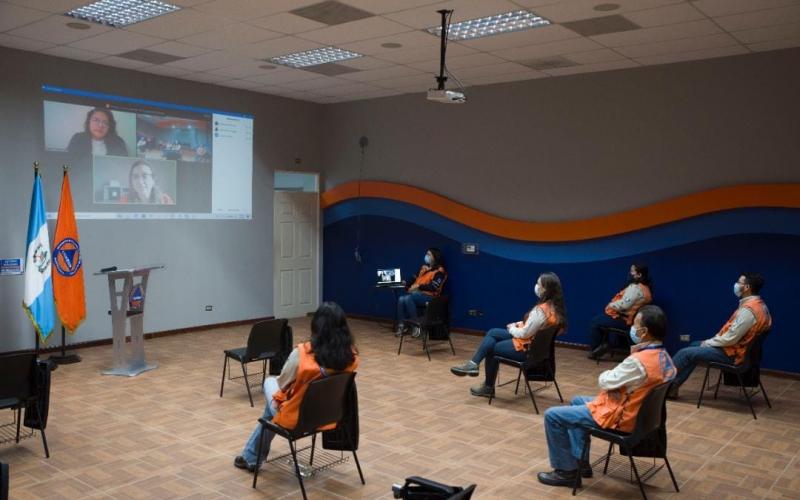 Decana de la Facultad de Humanidades de la Universidad de San Pablo de Guatemala, Ana Lucía Galindo de Ramírez, brinda palabras de reconocimiento y agradecimiento a los docentes.
