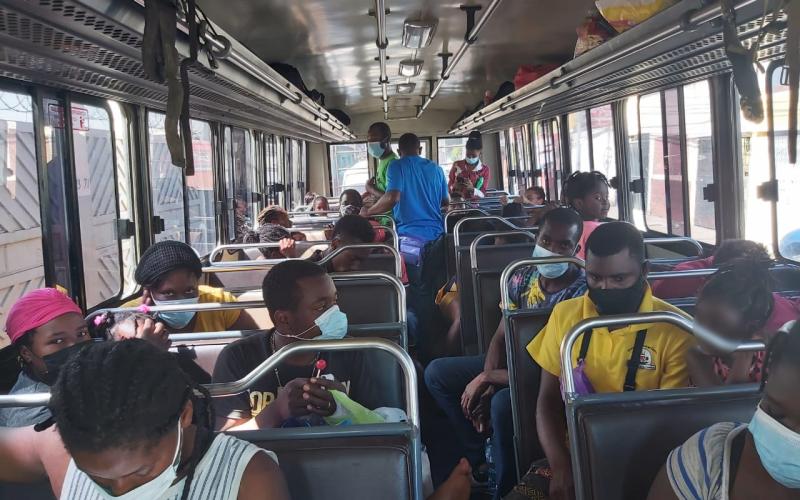 PNC traslada al Instituto Guatemalteco de Migración a 145 personas quienes habrían ingresado al país sin realizar controles migratorios