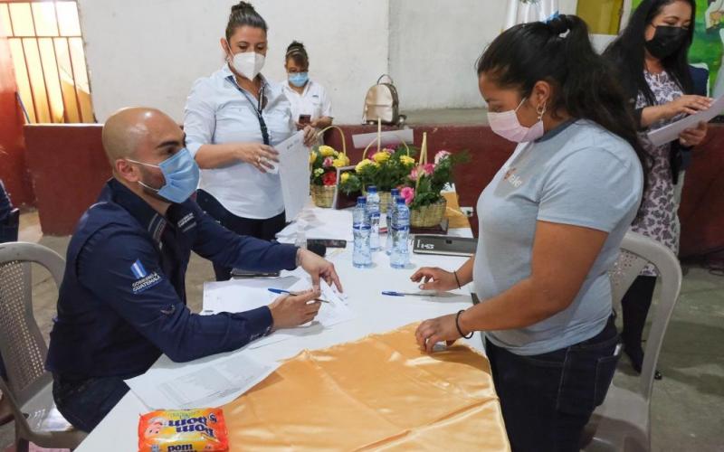 El secretario Francisco Molina firmó los contratos con las familias beneficiarias