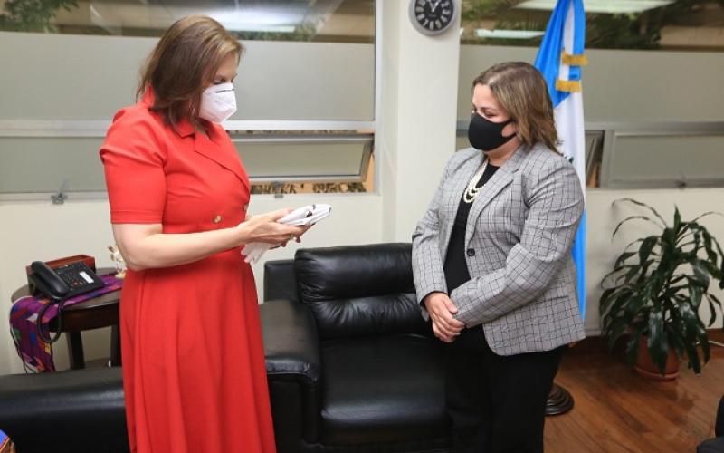 Vicecanciller Shirley Aguilar con embajadora de Serbia
