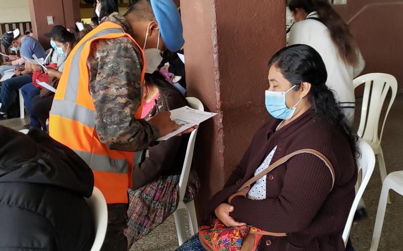 Apoyo en centros de vacunación de Cobán.