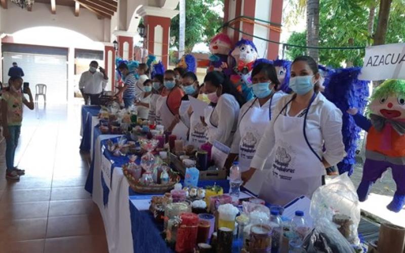 Mujeres emprendedoras de la comunidad de Azacualpa muestran sus productos.