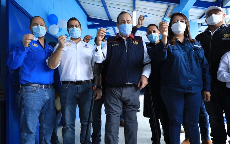 Presidente entrega escuela remozada en Chimaltenango