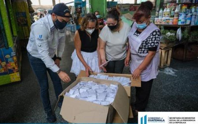 El secretario Francisco Molina entregó las cinco mil mascarillas. 