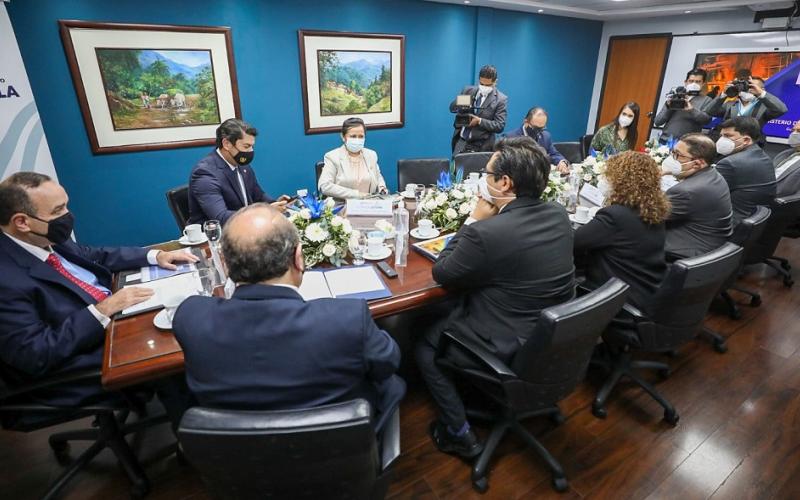 El presidente Giammattei, durante la reunión con el ministro y viceministros del Mineco.