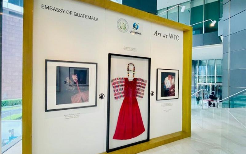 Exposición de trajes regionales en Indonesia
