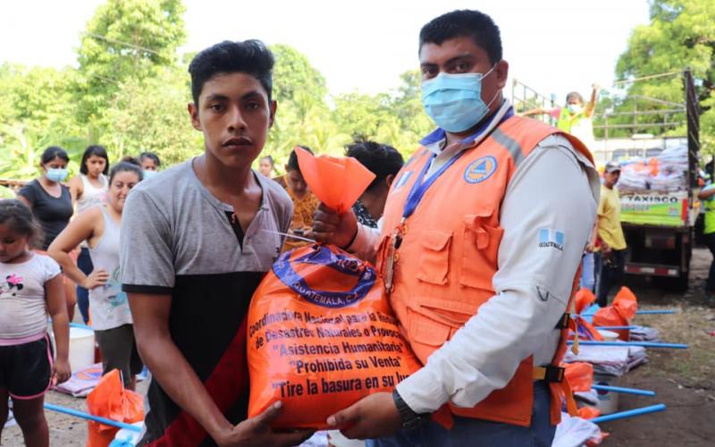 Entrega de ayuda humanitaria a personas afectadas por lluvias e inundaciones en el municipio de Taxisco, Santa Rosa.