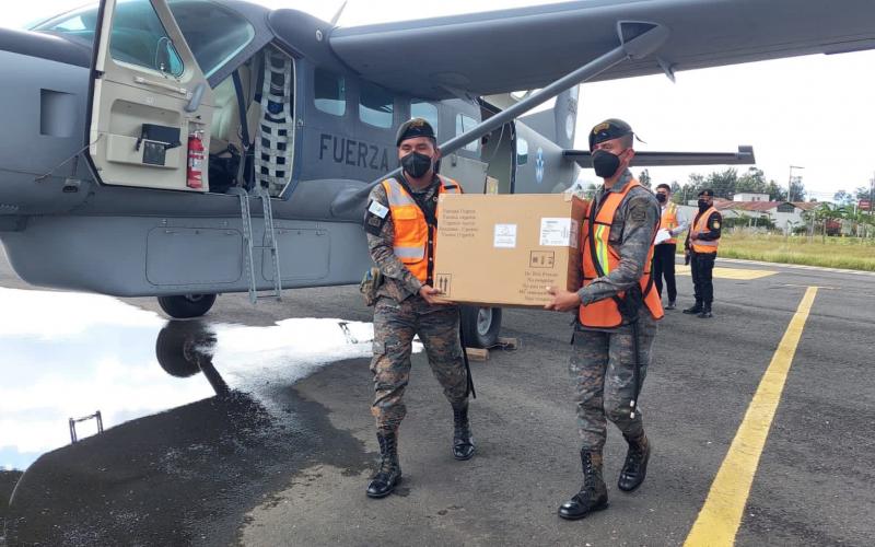 Fuerza Aérea Guatemalteca traslada 15,700 vacunas contra el Coronavirus SARS-CoV-2, hacia Huehuetenango