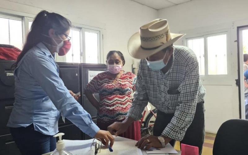 43 Familias firman Escrituras de Adjudicación