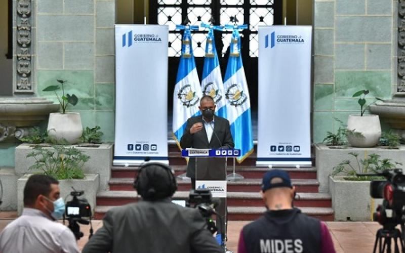 Viceministro Angel Lavarreda en conferencia de prensa. 