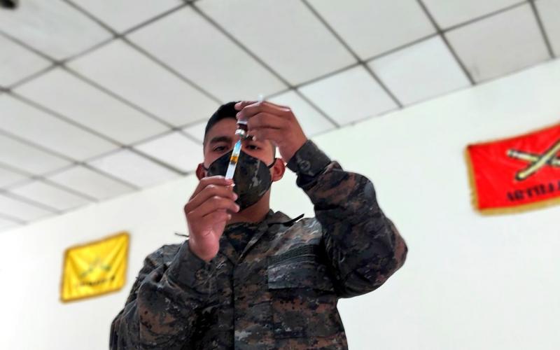 Soldados del Ejército de Guatemala se preparan para vacunar a menores de 12 a 17 años