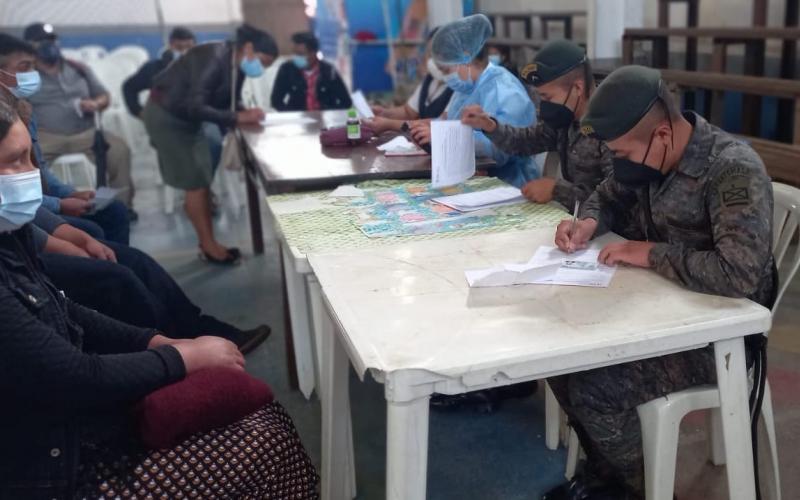Vacunan a 300 pobladores del municipio de Chiantla