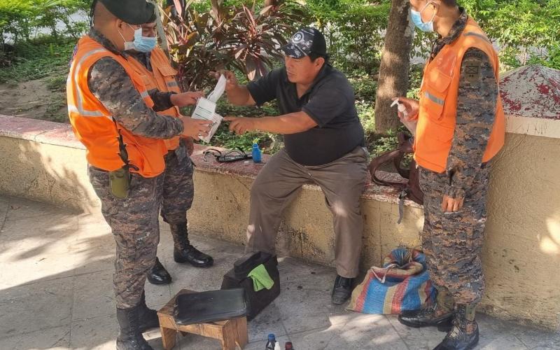 Ejército de Guatemala distribuye mascarillas en Zacapa