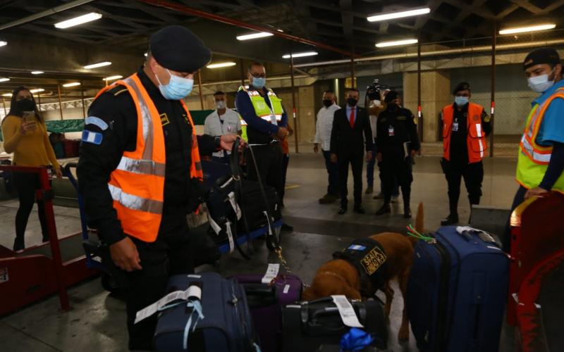 Supervisan trabajo del personal operativo antinarcótico en el aeropuerto