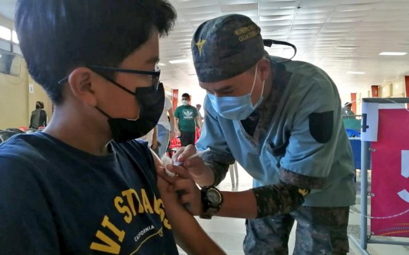 Ejército de Guatemala vacunó a más de 10 mil menores contra el Coronavirus, COVID-19
