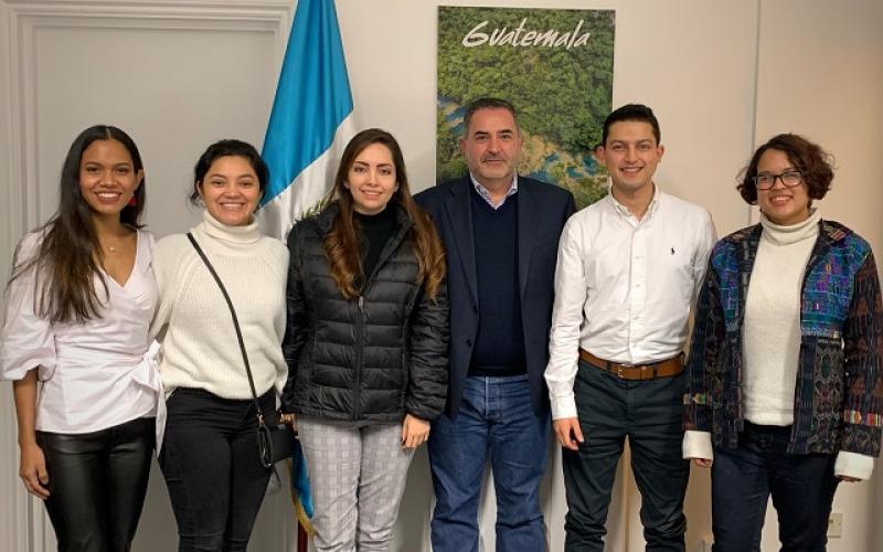 Estudiantes guatemaltecos en Embajada en el Reino Unido