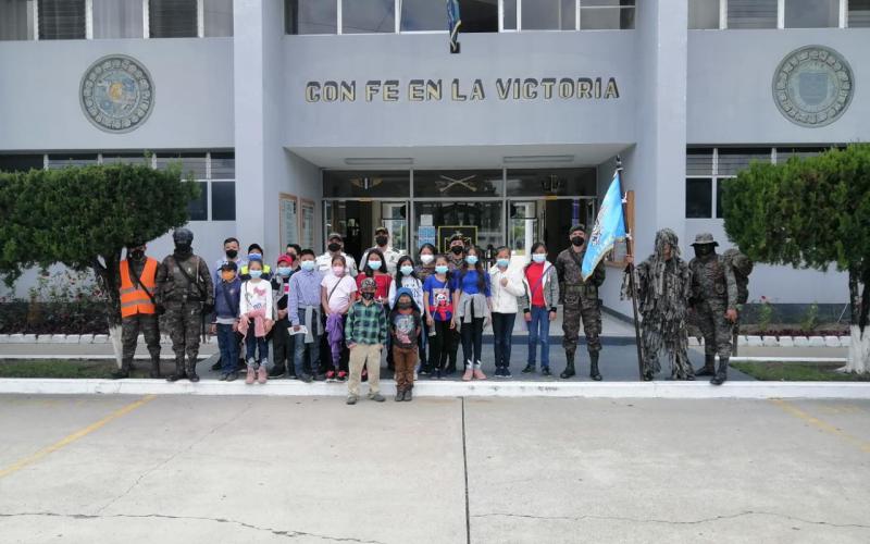 Personal de la Escuela Oficial Rural Mixta Xinaxoj de Huehuetenango, visitaron la Quinta Brigada de Infantería
