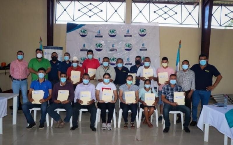 Entregan planes de manejo forestal en Petén 
