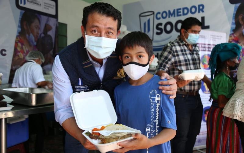 Viceministro de Protección Social con usuario de Comedor Social en San Pedro Ayampuc, Guatemala