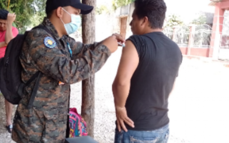 Ejército de Guatemala apoya vacunación puerta a puerta en San Benito, Petén
