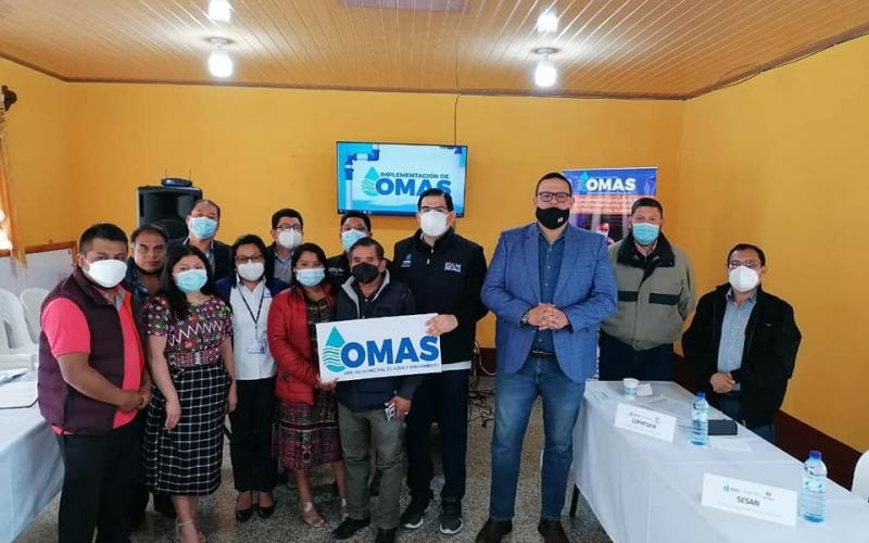 Personal de Fodes y municipalidad de Chimaltenago en reunión para conformar OMAS