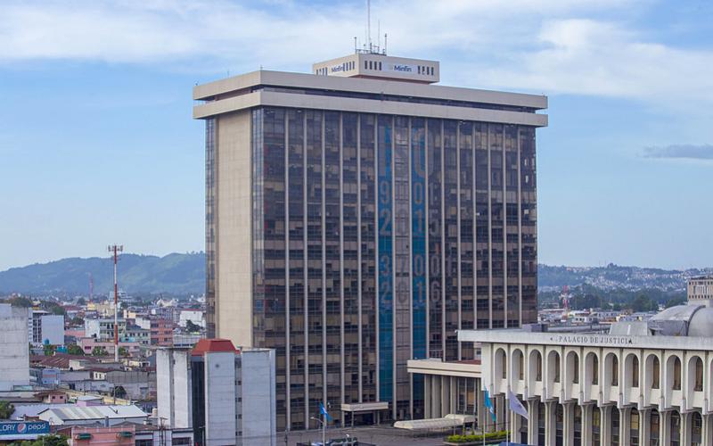 Fachada del edificio del Ministerio de Finanzas Públicas