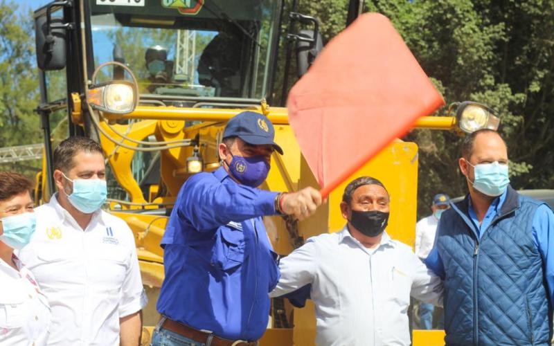 Ministro Javier Maldonado en inicio de trabajo del tramo carretero en Chinautla 