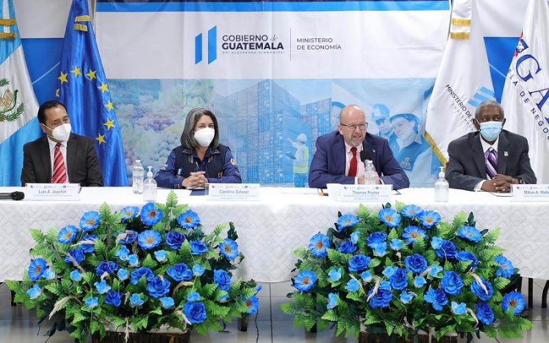 Representantes del Ministerio de Economía,  la Delegación de la Unión Europea en Guatemala y de GAIA Business School.