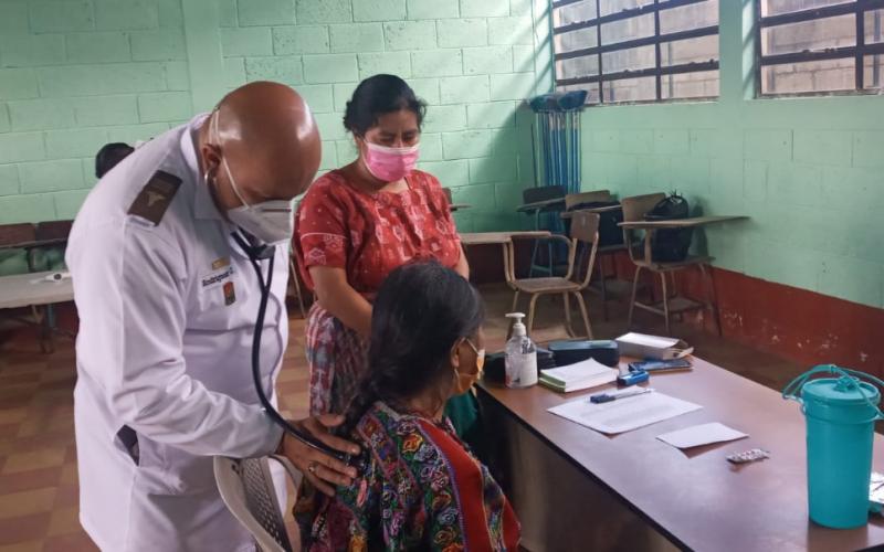 Jornada médica apoyada por el Ejército de Guatemala atiende a más de 500 vecinos de San Juan Comalapa