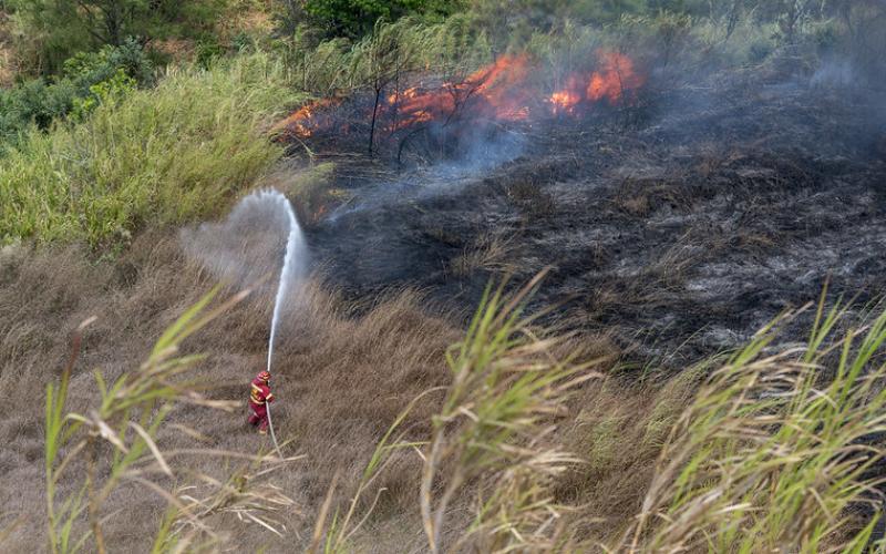 Sistema CONRED liquida incendio. Foto de archivo.