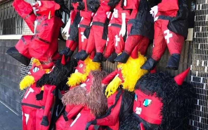 Venta durante Quema del Diablo en Guatemala. Foto de archivo.