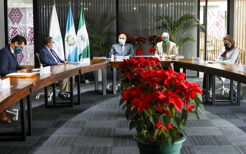 Autoridades del Ministerio de Economía y de la UVG, al momento de suscribir el convenio de cooperación.