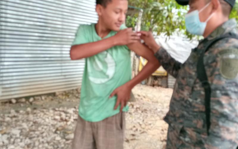 Primera Brigada de Infantería fortalece vacunación de guatemaltecos en Flores, Petén