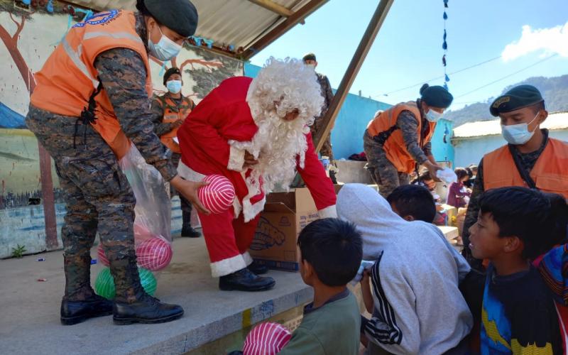 Ejército de Guatemala comparte actividades recreativas con la niñez de Nahualá, Sololá