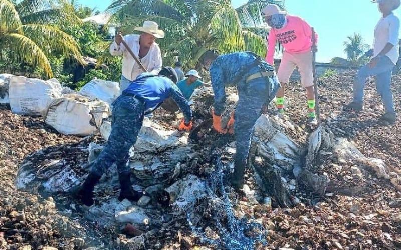 Personal militar realiza labores de limpieza y saneamiento del Río Motagua