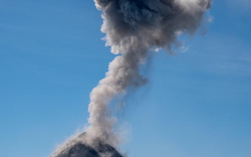 Vista al volcán de Fuego. Foto de archivo.