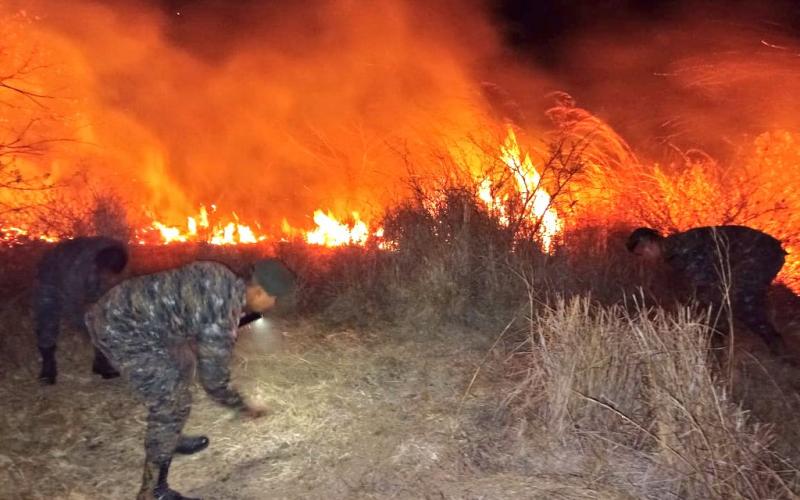 Ejército de Guatemala apoya a contrarrestar incendio forestal en El Progreso, Jutiapa