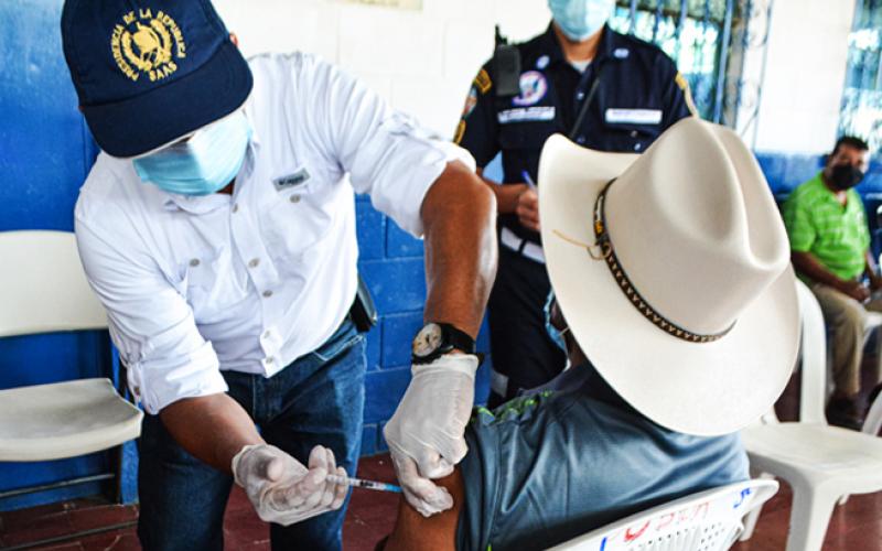 La vacuna te protege y fortalece el sistema inmunitario