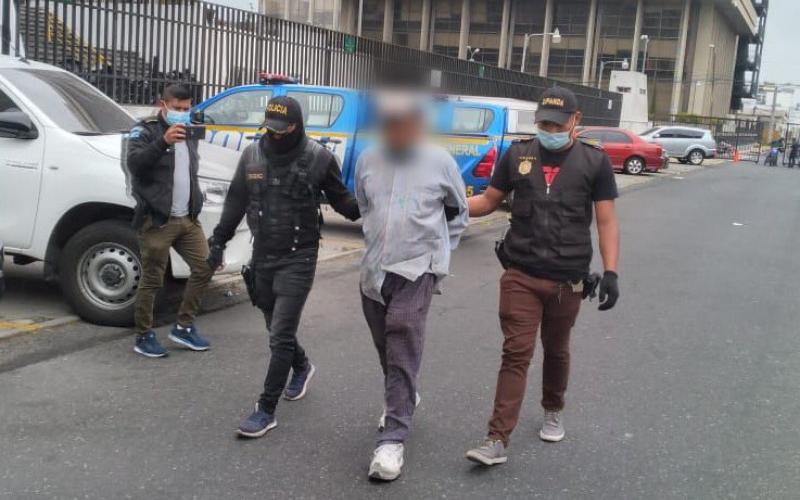 Agentes de DIPANDA capturan a persona con arma hechiza y droga en zona 18 