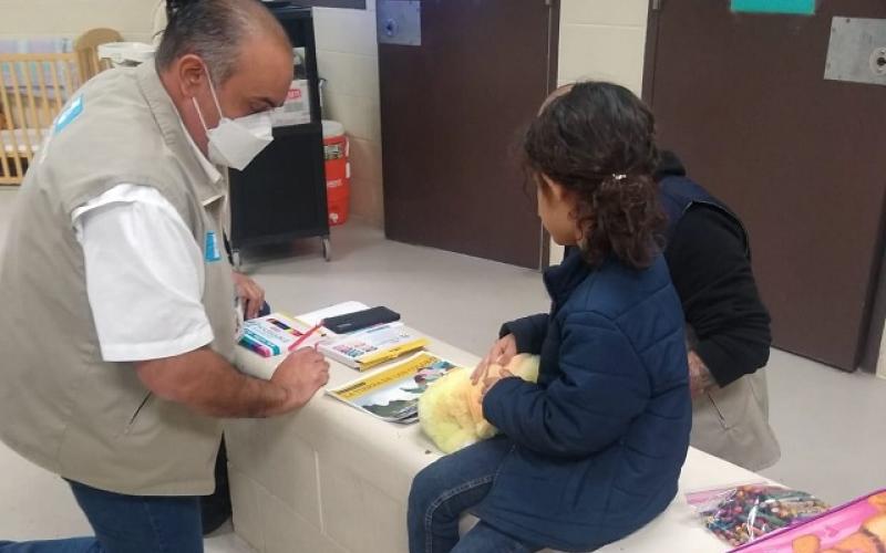 Consulado brinda asistencia y protección a niña guatemalteca que fue encontrada sola en el sur de Texas, EE. UU.