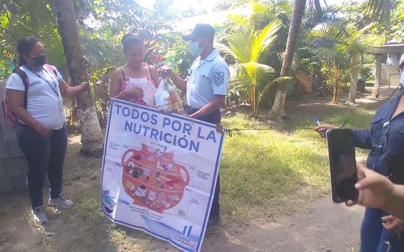 Ejército de Guatemala entrega víveres para combatir desnutrición aguda en niños de Escuintla