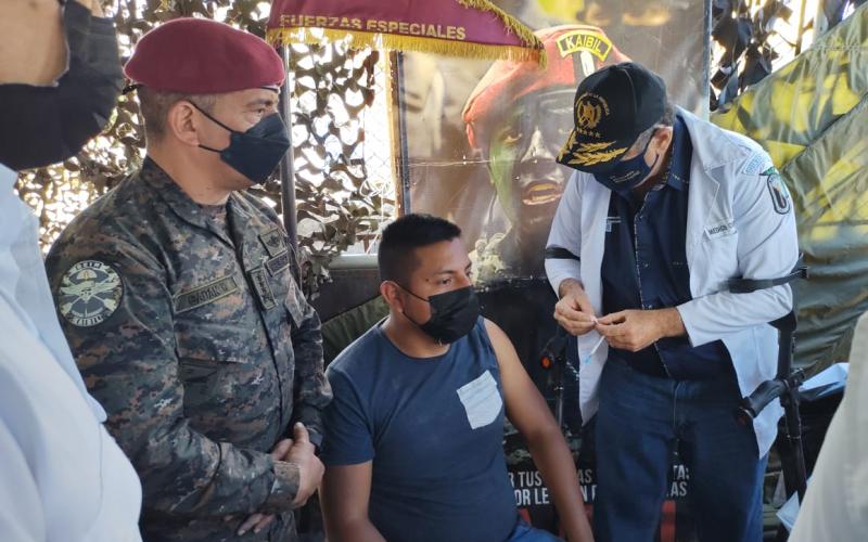Presidente de la República visitó puesto de vacunación operado por la Brigada de Fuerzas Especiales en Petén 