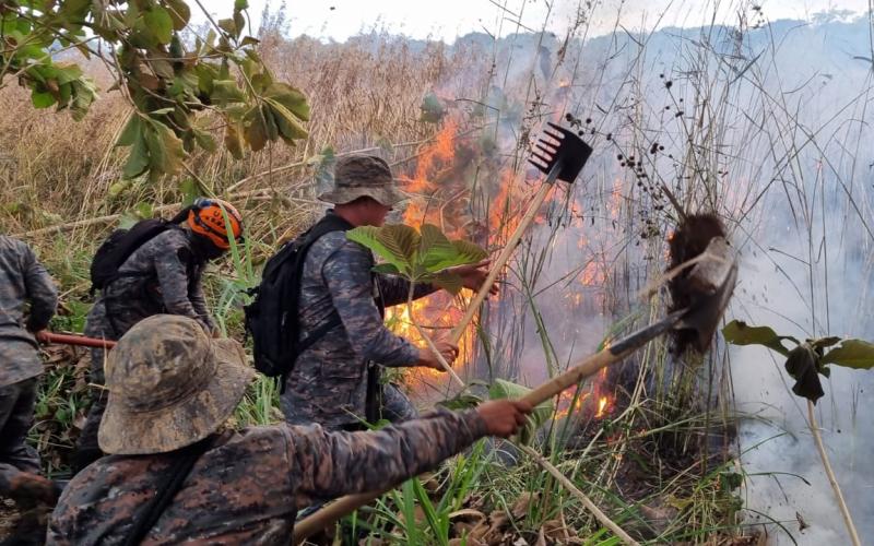Cuarta Brigada de Infantería apoya sofocamiento de incendio en Cuyotenango, Suchitepéquez  