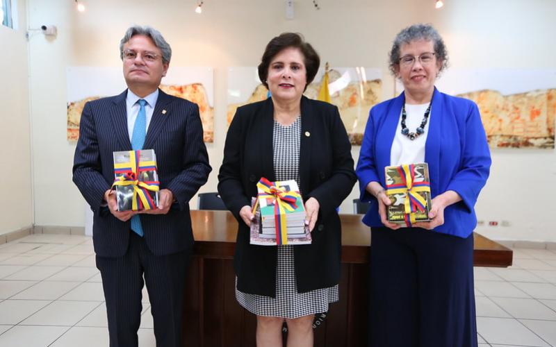 Ecuador dona colección literaria a Biblioteca Nacional de Guatemala 